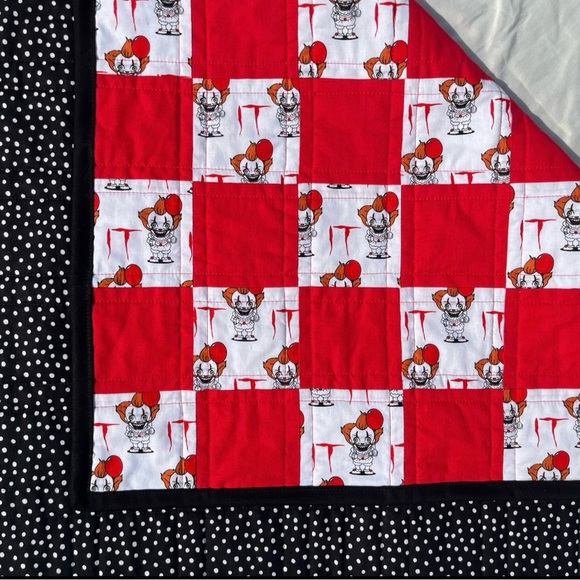 IT Stephen King Pennywise Quilt Lap Blanket Halloween Horror 100% Cotton 31x34 - Picture 7 of 7